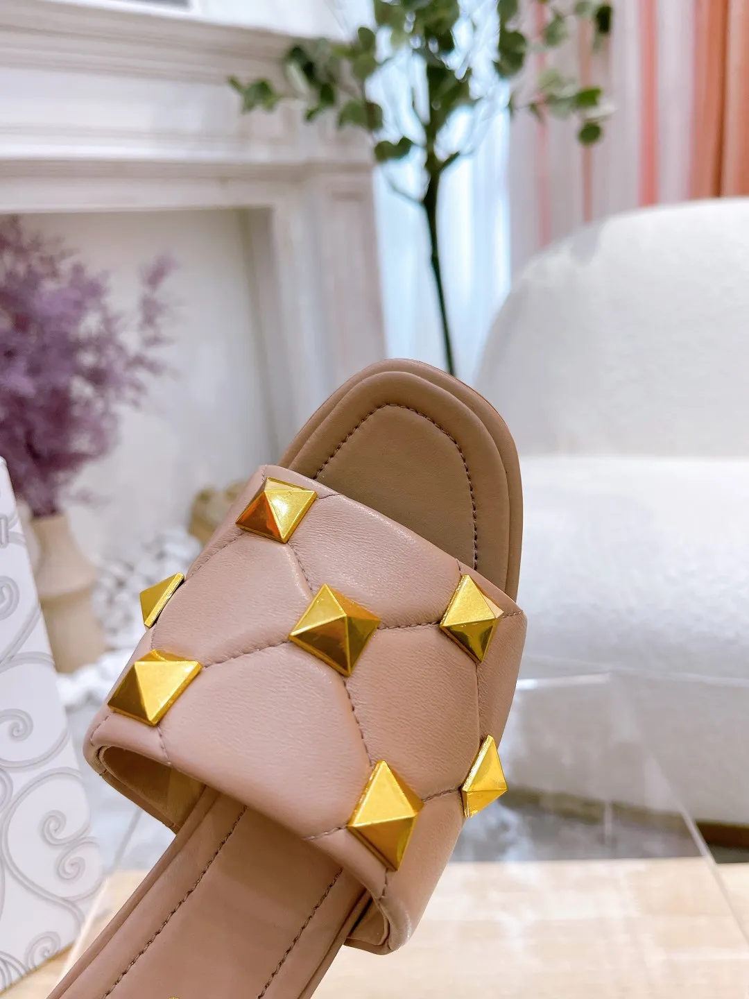 👟👟Ex-factory price 380👟👟 Genuine leather sole +40 Valentino.Valentino👑👑Rivets The latest series of the slippers counter, the highest version, perfect details, a very eye-catching catwalk series launched [strong][strong] V's popular rivet elements, luxurious and gorgeous! Various colors can be matched with beautiful clothes in spring and summer. There are many choices🎉🎉Exquisite and durable. It is copied at 1:1 of the original product. The upper foot is very pedicure-like. The key point is that it is very good and easy to control. It does not grind the feet and does not tire the feet. It is a walking artifact. The last shape is completely compared to the counter. The details are perfect. Without the original version, it would not be so exquisite! (Note! The heel shape and height are exclusively molded according to the original version, and are not randomly substituted by the market🐂) The color and texture of the fasteners are consistent with the original version! Fabric: Sheepskin Lining: Sheepskin lining 5 colors: off-white, black, bare, burgundy, pink Size: 34 to 41 (34, 40, 41, custom-made, non-refundable and non-exchangeable) Heel height: flat rubber bottom: genuine leather bottom: